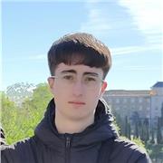 Estudiante universitario y graduado en bachillerato de humanidades. Podría dar clase a estudiantes de Primera y ESO.